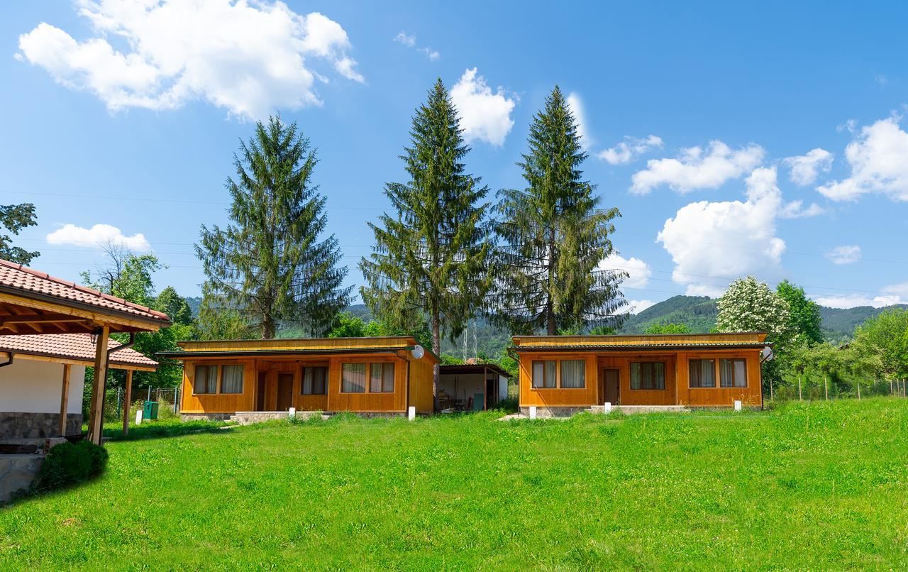 Guest Houses Apriltsi Kravenik Exteriör bild